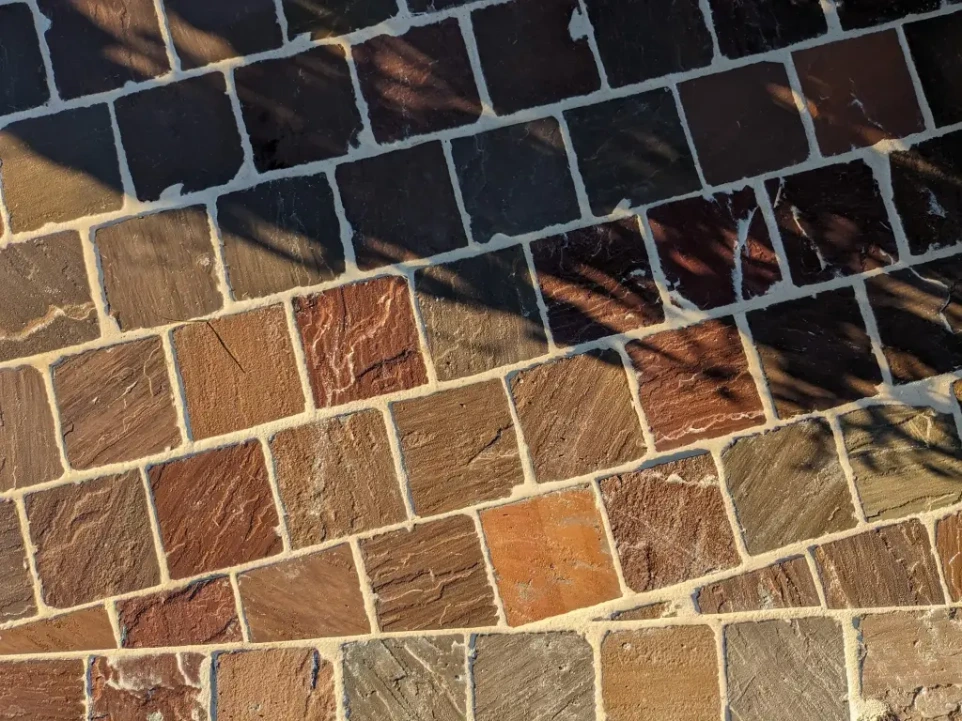 Pavé grès clivé calibré brun chocolat