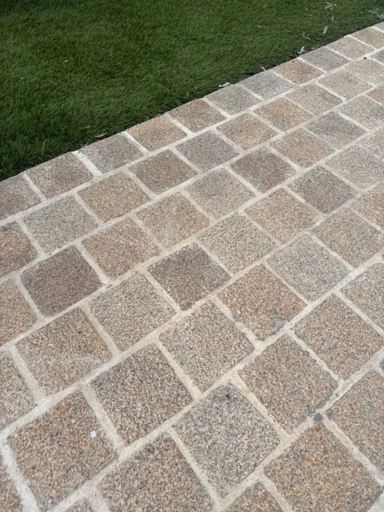 [PGRJ002] Pavé granit clivé E.P - 1 face bouchardée 10x10x3 Beige Jaune (81pcs/m²)